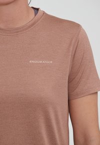 Endurance MAJE - Tekninen t-paita - beaver fur