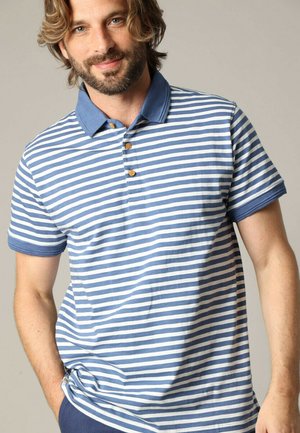 Polo à rayures bleu et blanc, avec un col bleu contrastant, quatre boutons en bois et des manches courtes d'une texture douce.