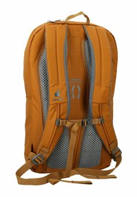 Oranje rugzak met grijze gaasrugsteun, verstelbare banden en gespen. Voorzien van een ritssluiting bovenaan en logo-opdruk aan de zijkant.