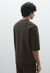 Massimo Dutti CREW NECK SWEATSHIRT WITH SHORT SLEEVES - T-shirt basic - mottled dark brown