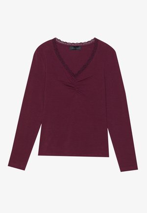 Top cu mâneci lungi, de culoare burgundă închisă, având un decolteu în formă de V cu dantelă neagră la margine și detalii pliate în față. Textură moale, croială lejeră.