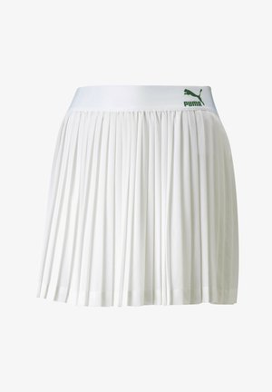Jupe plissée blanche avec une large ceinture avec un logo Puma vert sur le côté droit.