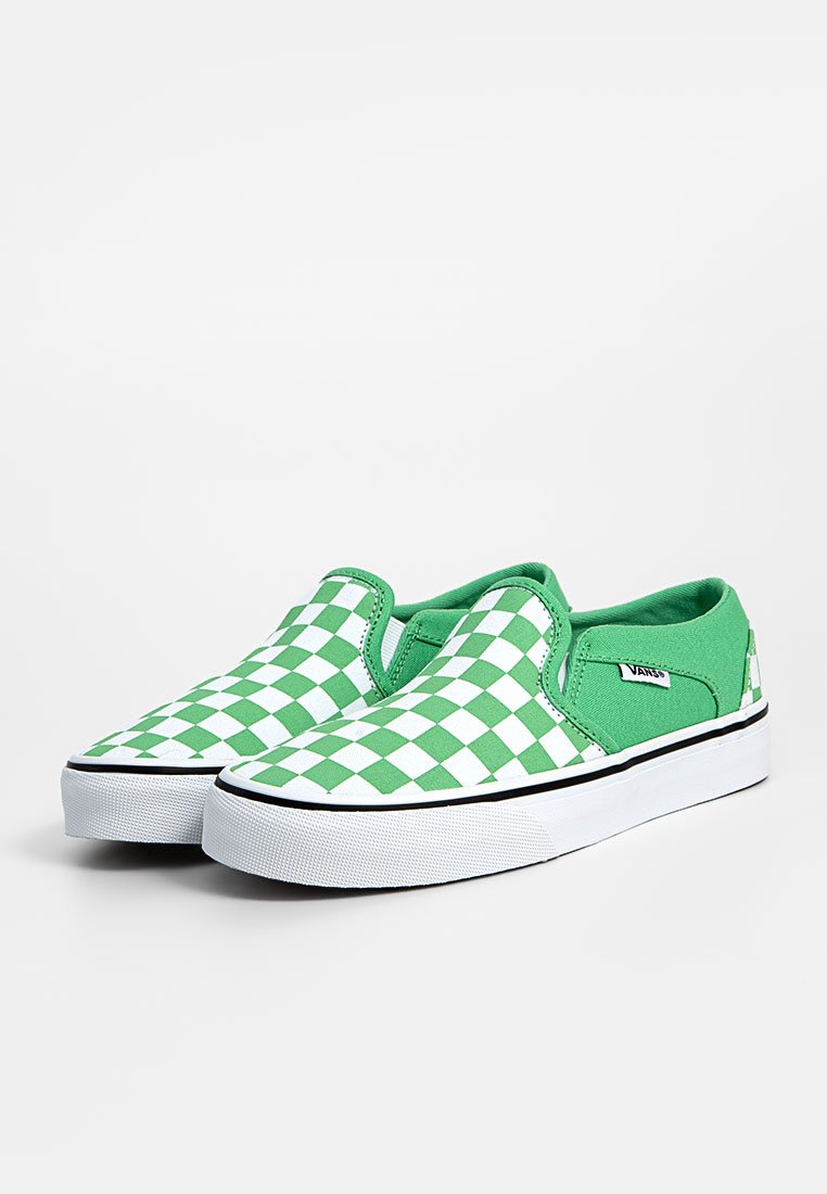 Une paire de baskets Vans à enfiler à carreaux verts et blancs, avec des semelles en caoutchouc blanches et des contours noirs, sur un fond blanc.