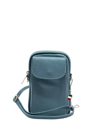 Petit sac bandoulière bleu texturé avec poche à rabat sur le devant, fermeture éclair, sangle réglable et un petit porte-bonheur drapeau italien sur le côté.
