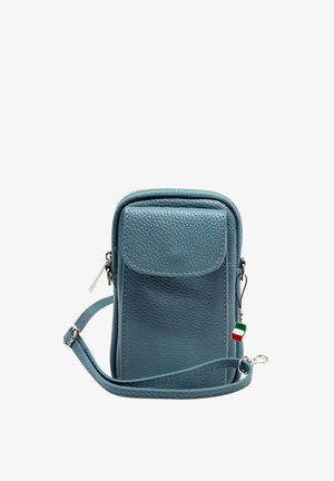 Kleine textuur blauwe crossbodytas met een voorvaks klep, ritssluiting, verstelbare riem en een klein Italiaans vlaggetje aan de zijkant.