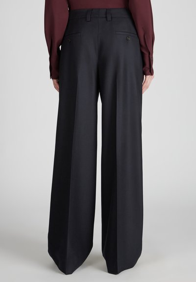Pantalons taille haute et jambes larges en tissu noir, dotés de deux poches arrière avec des accents de bouton et d'une texture lisse et élégante.