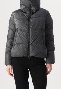 Svart puffjacka med glänsande yta, dragkedjestängning och huva. Har kviltad design och sidofickor. Texturet tyg med en lätt lyster.