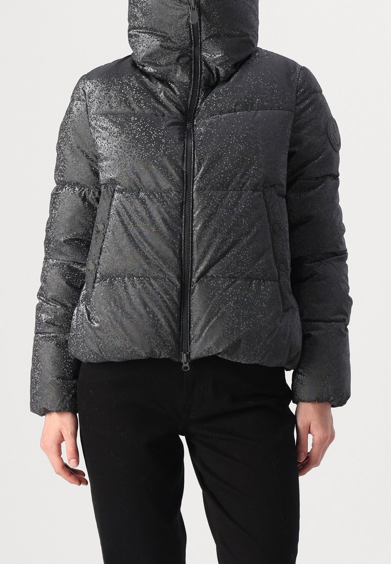 Svart puffjacka med glänsande yta, dragkedjestängning och huva. Har kviltad design och sidofickor. Texturet tyg med en lätt lyster.