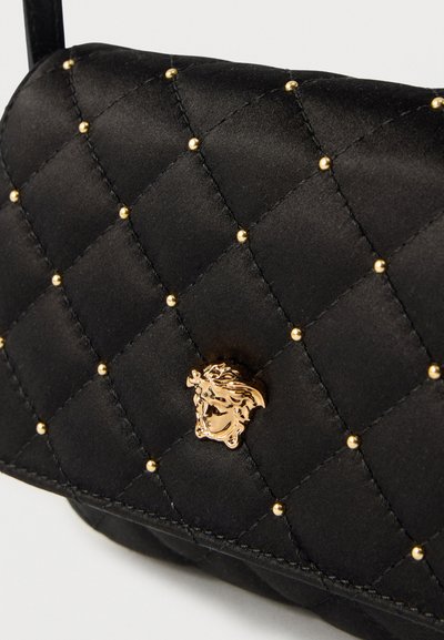 Versace BORSA TRACOLLA RASO TRAPUNTATO BORCHIE UNISEX - Τσάντα χιαστί - black/gold-coloured