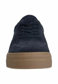 Dunkelblaue Wildleder-Sneaker mit runder Zehenpartie, flacher brauner Gummisohle, Schnürung vorne und durchbrochenen Details im Obermaterial.