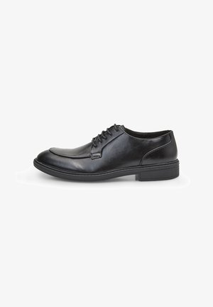 Zapato negro de cuero con cordones, puntera redondeada, textura suave, detalles de costura sutiles y un tacón bajo de bloque.