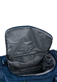 Bolsa azul marino con una gran abertura, forro interior gris y un bolsillo con cremallera en el interior. Tejido suave con un diseño duradero.