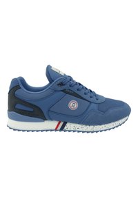 Blauwe sport sneakers met suède en gaas panelen, zwarte accenten, wit gespoten zool en een rood-wit gestreepte detail; vetersluiting.