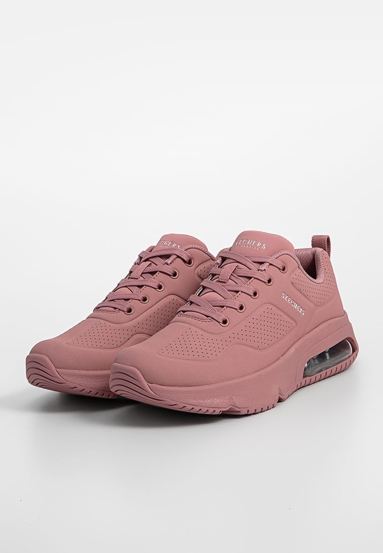 Ein Paar rosa Skechers Sneaker mit Schnürung, perforiertem Design und sichtbarem Luftkissen-Sohle auf einem weißen Hintergrund.