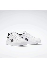 Baskets blanches avec accents noirs, tige en cuir, bout arrondi et semelle plate. Présente des lacets, un logo Reebok et un motif rayé sur le côté.