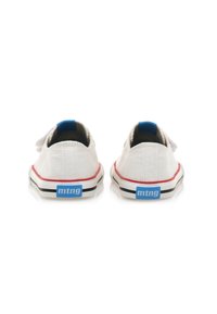 Zapatillas de lona blancas con un refuerzo en el talón azul, suela con rayas rojas y negras, y el logo "mtng" en azul en la parte posterior. Diseño sencillo, textura textil.