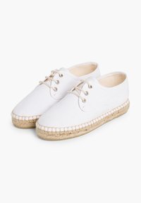 Valged kangast espadrillid ümmarguse ninaga, beežide paeltega kinnitus ja jute köite detailid tallal, mis lisavad tekstuuri.