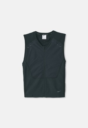 Czarna, bezrękawnikowa kamizelka sportowa z zamkiem z przodu, teksturowanymi ramionami i odblaskowymi detalami, wykonana z lekkiego, oddychającego materiału.