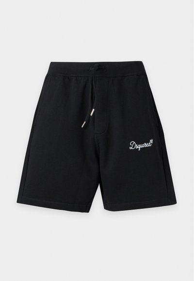 Shorts noirs décontractés avec taille à cordon et logo blanc "Dsquared2" sur le devant gauche contre un fond uni.