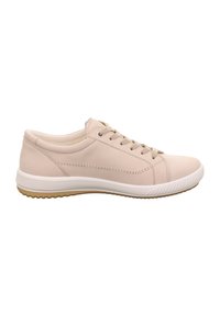 Beige sneaker met een glad leren bovenwerk, ronde neus, vetersluiting aan de voorkant en rubberen buitenzool. Kenmerkend zijn de subtiele stiksels en de gewatteerde kraag.
