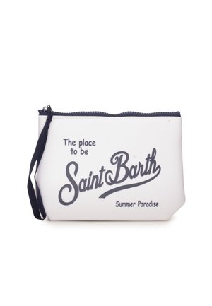 Bustina rettangolare bianca con cerniera, cinturino nero per polso e testo nero con la scritta "The place to be Saint Barth Summer Paradise."