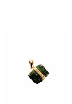 Colgante de piedra preciosa verde en bruto envuelto en oro con ""ARISTOCRAZY"" grabado en la banda y un anillo dorado para una cadena.