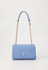 Šviesiai mėlyna sintetinio audinio rankinė su struktūruota forma, grandinėle ir odiniu peties dirželiu, priekyje trikampiu sidabriniu logotipų.