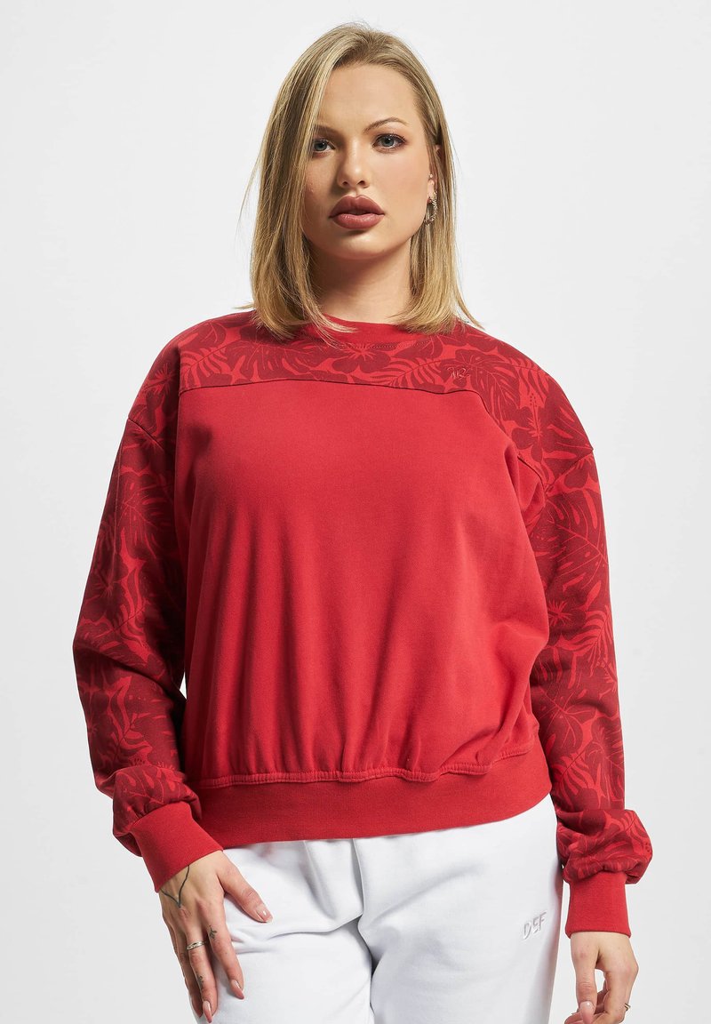 Roter Pullover mit einem strukturierten Blumenmuster an den Ärmeln, elastischem Saum und gerippten Bündchen; weicher Stoff mit lässiger Passform.