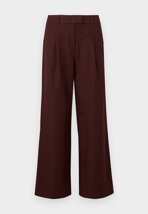 Παντελόνια με φαρδιά μπατζάκια και ψηλή μέση σε σκούρο καφέ χρώμα, με θηλιές για ζώνη και πιέτες μπροστά, εμφανιζόμενα σε λευκό, απλό φόντο.