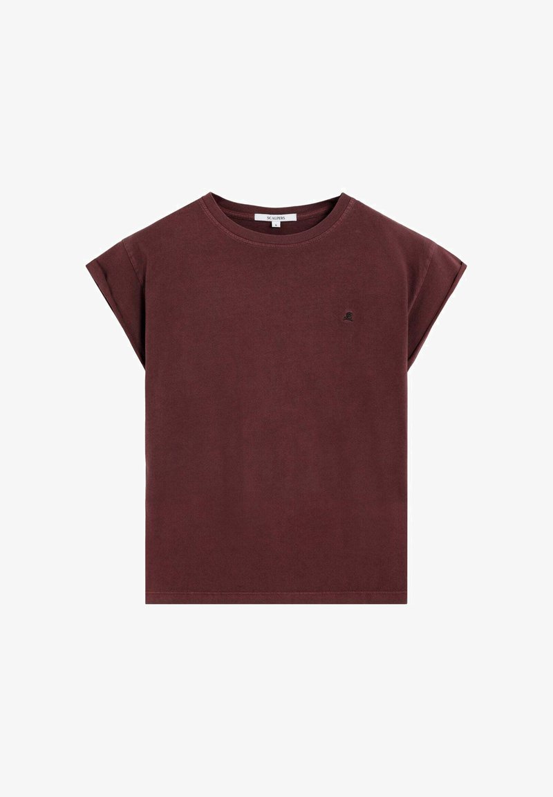 Mørkerød bomulds t-shirt med korte oprullede ærmer og rund halsudskæring. Har et lille logo på brystet. Glat tekstur, afslappet pasform.