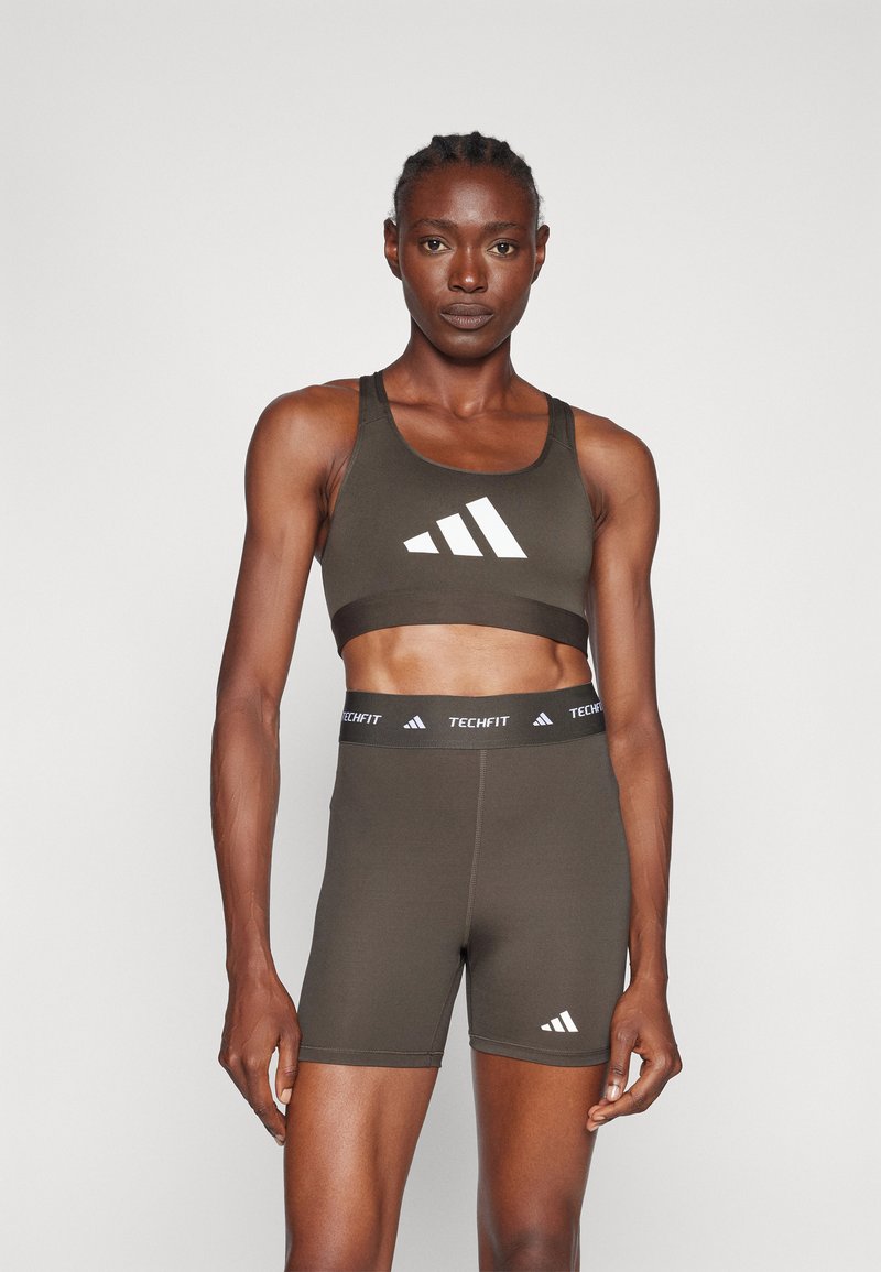 adidas Performance POWERREACT BIG LOGO GRAPHIC BRA - Lengvai krūtinę prilaikanti sportinė liemenėlė - shadow olive