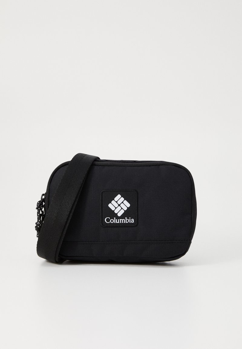 Geantă de umăr din țesătură neagră, cu formă rectangulară, curea ajustabilă și un patch frontal cu logo-ul Columbia.