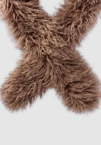 Sciarpa in pelliccia sintetica marrone con una lunga texture shaggy. Presenta un design sovrapposto, creando un aspetto morbido e caldo.