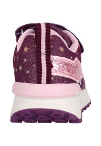 Chaussure de sport violette avec une finition pailletée, un motif d'étoiles, des accents roses, une semelle texturée et une sangle au talon pour un maintien sécurisé.