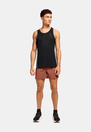 Must mustriba mustriga mustriba, mis on sobitatud roostepunaste lühikesed püksidega. Kerge, hingav kangas, sobilik spordiks.