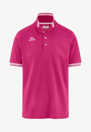 Polo fucsia con colletto, aperture con tre bottoni, dettagli a strisce bianche sul colletto e sulle maniche, e logo Kappa.