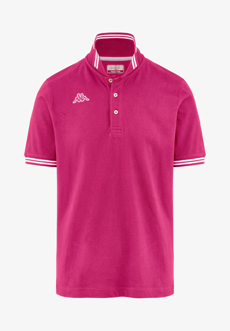Polo fucsia con colletto, aperture con tre bottoni, dettagli a strisce bianche sul colletto e sulle maniche, e logo Kappa.