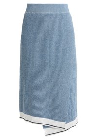 Stickad blå omslagskjol med ribbad textur, som har en vit kant vid fållen och en lätt asymmetrisk design.