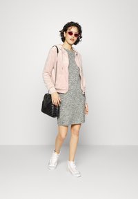 ONLY ONLREBEL  - Camisola com fecho - adobe rose