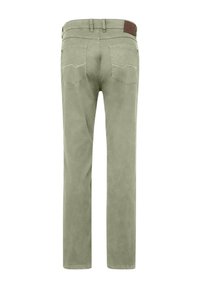 Olivgrüne Baumwollhose mit glatter Textur, geradem Beindesign, fünf Taschen und einem Akzent aus braunem Leder am Bund.