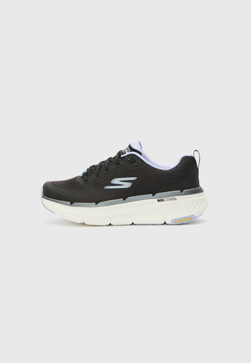 Scarpa da ginnastica nera con tomaia in mesh, dettagli riflettenti e una spessa suola bianca con branding Goodyear. Stile con lacci per una vestibilità sicura.