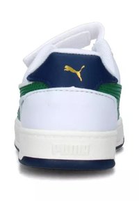 Sneaker bianca con accenti verdi e blu navy, caratterizzata da un tallone imbottito, una fascia in Velcro e un dettaglio logo dorato sul retro.