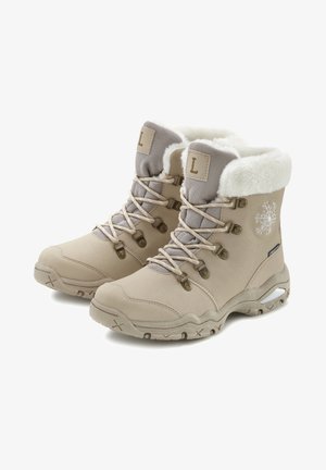 Beige Winterstiefel mit einem weichen Kunstfellkragen, texturiertem Stoff, Schnürdesign, Schneeflocken-Akzent und einer robusten Gummisohle.