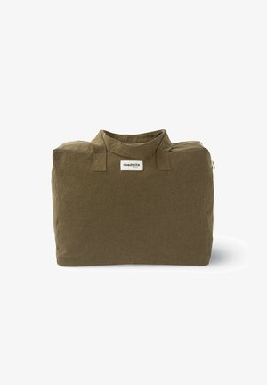 Sac rectangulaire vert olive en tissu texturé. Il est doté de poignées courtes et d'une fermeture à glissière, avec une petite étiquette à l'avant.