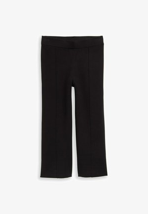 Schwarze Hose mit flachem Bund, weitem Beinausschnitt und dezenten Frontnähten. Der Stoff hat eine glatte Textur und eine strukturierte Optik.