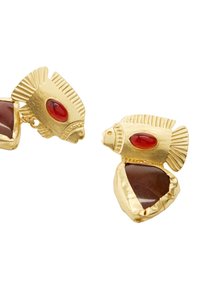 Złote kolczyki z teksturowanymi wzorami ryb, ozdobione czerwonymi ovalnymi kamieniami i trójkątnymi brązowymi klejnotami, podkreślające misterną rzemiosło.