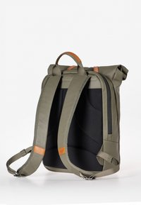 Zaino a rotolo verde oliva con dettagli in pelle cuoio, spallacci imbottiti, chiusura con zip e un design elegante e strutturato.