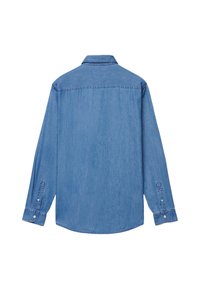 Blaue Jeanshemd mit Kragen, langen Ärmeln, Knopfmanschetten und abgerundetem Saum. Der Stoff hat eine glatte Textur und ein ausgewaschenes Finish.