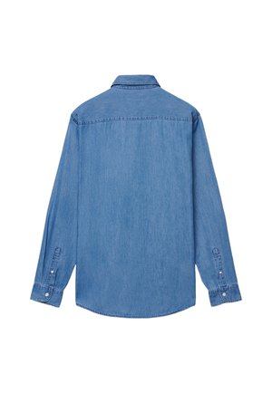 Camicia in denim blu con collo a camicia, maniche lunghe, polsini con bottoni e orlo curvo. Il tessuto ha una consistenza liscia e una finitura scolorita.