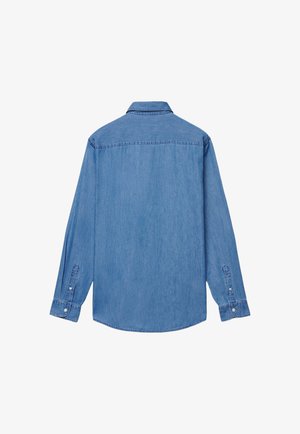 Camicia in denim blu con collo a camicia, maniche lunghe, polsini con bottoni e orlo curvo. Il tessuto ha una consistenza liscia e una finitura scolorita.